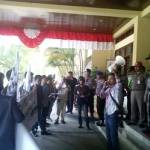 ?Massa yang melakukan demo di Kantor Bupati, kemarin. Foto:imam hambali/BANGSAONLINE