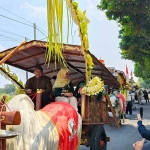 Wakil Bupati Kediri Dewi Mariya Ulfa saat ikut naik cikar bersama para pejabat. Foto: Muji Harjita.