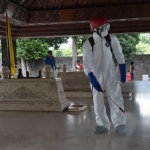 Tempat wisata Makam Bung Karno di Blitar saat dilakukan penyemprotan disinfektan.