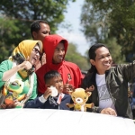 Saiful Rijal diapit Cak Thoriq dan Bunda Indah. Mereka lagi berfoto sefie saat parade keliling kota Lumajang.