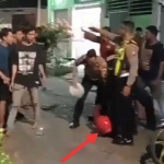 Petugas saat mengamankan terduga pelaku KDRT di Surabaya.