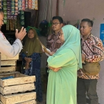 Penyelesaian sengketa batas tanah yang dilakukan petugas dari Kantah Kota Pasuruan.