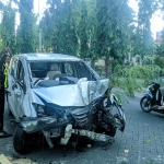 Kondisi mobil Honda Freed milik Dosen ITS yang alami kecelakaan di Apartemen Puncak Kertajaya, Jalan Kertajaya Indah Regency, Rabu (28/8/2023).