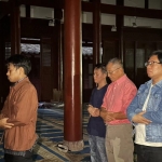 Dahlan Iskan saat shalat jemaah bersama para ustadz dari Pondok Pesantren Nurul Jadid Paiton Probolinggo di sebuah masjid di Fuzhou Proivinsi Fujian Tiongkok. Foto: Disway