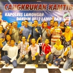 Kapolres Lamongan AKBP Feby Hutagalung saat foto bersama Dandim 0812 Lamongan Letkol Arh Sukma Yudha Wibawa serta para jurnalis.