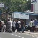 Petugas di TPS 008 Dusun Srembi Desa Kembangan saat menghitung hasil perolehan suara. Foto: SYUHUD/ BANGSAONLINE