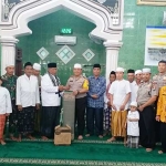 Kapolres Bangkalan memberikan karpet dan sajadah kepada pengurus Masjid Al Amin disaksikan Muspida, KUA, Kades, dan tokoh masyarakat dan tokoh agama.