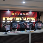 Anggota Polres Tanjung Perak saat menunjukkan barang bukti yang digunakan pelaku untuk menghabisi korban dalam konferensi pers