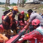 Petugas saat mengevakuasi satu korban perahu tenggelam yang ditemukan.