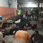 Para pengunjung kafe dan warkop di wilayah Kecamatan Cerme dihukum push up karena melanggar ketentuan jam malam selama penerapan PPKM Darurat. foto: SYUHUD/ BANGSAONLINE