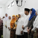 Khofifah dan Emil bersilaturahim dengan Kiai dan Bu Nyai di Pondok Pesantren Amanatul Ummah, asuhan Kiai Asep Saifuddin Chalim. foto: ist