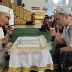 Imam Besar Masjid Al-Akbar KH Abdul Hamid Abdullah. saat menuntun Patrick Teguh Setiadi Salim ujrar dya kalimat syahadat di Masjid Al-Akbar Surabaya, Jumat (23/2/2024. Foto: MMA/bangsaonline
