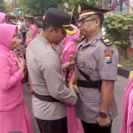 Kapolres Madiun Kota bersama jajaran dan para istrinya memberikan ucapan. Foto: HENDRO SUHARTONO/ BANGSAONLINE