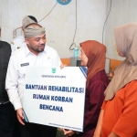 Penyerahan bantuan rehabilitasi rumah kepada korban rumah ambruk di Desa Sumberejo