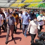 Wali Kota Risma saat mendampingi rombongan Menpora Zainudin Amali melakukan peninjauan Stadion GBT. foto: YUDI A/ BANGSAONLINE?