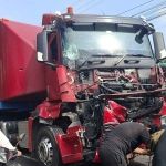 Evakuasi kecelakaan yang melibatkan truk rokok dan tronton di Jombang.