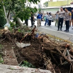 Polisi saat olah TKP kecelakaan bus pariwisata di Kota Batu.