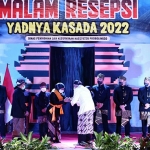 Gubernur Jatim, Khofifah Indar Parawansa, saat dikukuhkan sebagai Warga Kehormatan Masyarakat Suku Tengger pada Malam Resepsi Yadnya Kasada 2022.