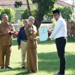 Wali Kota Kediri saat menyerahkan SK. Foto: Ist