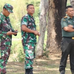 Danrem 082/CPYJ, Kolonel Inf Heri Rustandi (kanan), saat meninjau pelaksanaan TMMD ke 122 di Desa Pagung Kecamatan Semen, Kabupaten Kediri. Foto: Ist