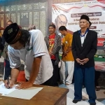 Para tokoh dari lintas agama saat menandatangani deklarasi keyakinan bahwa Indonesia akan menjadi negara super power perdamaian dunia di abad 21 ini. Foto: Ist.