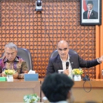 DNV Southeast Asia for Maritime’s Business Development Capt Gustad Hormazdi (kanan) saat kuliah tamu di ITS tentang dekarbonisasi, digitalisasi, dan transisi energi dalam industri maritim. (Ist)