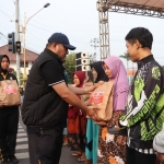 Kapolres Tuban, AKBP William Cornelis Tanasale saat membagikan bingkisan ke peserta donor darah.