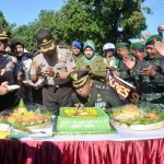 Kompak Kapolres Situbondo AKBP Sigit Dany Setiyono saat mengucapkan selamat HUT TNI ke-73 kepada Dandim 0823 Situbondo Letkol Inf. Ashari. Foto: MURSIDI/BANGSAONLINE
