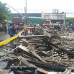 Puing-puing bangunan warung usai terbakar.