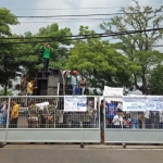 Ratusan massa GP Ansor Bangil saat unjuk rasa minta pabrik pengalengan Udang Windu ditutup. foto: FUAD/ BANGSAONLINE