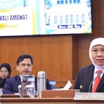 Gubernur Khofifah saat mengikuti rapat pleno pemilihan Rektor Unair periode 2025-2030.