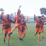 Pemain Persekabpas saat merayakan gol ke gawang PSJS.