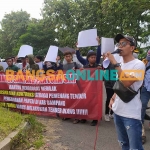Masa aksi dari masyarakat Pantura Sampang saat berorasi di Kantor BP2JK Jawa Timur. Foto: MUTAMMIM/BANGSAONLINE

