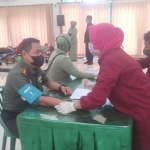 Suasana donor darah yang diikuti Dandim Surabaya Timur beserta jajarannya dalam rangka memperingati HUT ke-76 Pomad.