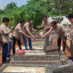 Sejumlah anggota PWI Sumenep saat melakukan tabur bunga ke makam wartawan senior Sumenep