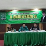 Dari tengah, Ismail didampingi Sekwan Murahanto dan staf DPRD.