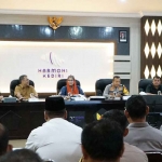 Pj Wali Kota Kediri saat memberi arahan dalam rapat netralitas aparatur negara. Foto: Ist