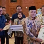 Penyerahan sertifikat yang dilakukan Bupati Pasuruan.