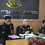 Kepala Kejaksaan Kota Kediri Novika Muzairah (tengah) saat memimpin jumpa pers, Selasa (19/4/2022). Foto: Ist.