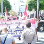 Forum Umat Lintas Agama (Forum Lima) saat menggelar demo di PN Tuban, Selasa (29/7).