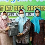 Wabup Gresik, Aminatun Habibah memberikan hadiah kepada ibu Muslimat. FOTO: SYUHUD/BANGSAONLINE.com
