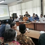 Suasana perundingan antara perwakilan warga Desa Sadengrejo dan Kawisrejo, Kecamatan Rejoso, Kabupaten Pasuruan dengan PT Jasa Marga Tol Gempol-Pasuran.