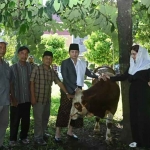 Bupati Trenggalek dan keluarga saat menyerahkan hewan kurban.