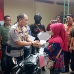 Winarni warga Desa Kesamben, Kecamatan Plumpang, Kabupaten Tuban saat menerima kendaraanya kembali.