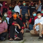 Gubernur Jawa Tengah, Ganjar Pranowo (masker oranye) saat bertemu Paslon Sugiri Sancoko-Lisdyarita beserta para relawan saat kunjungan ke Ponorogo.