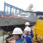 Dua kapal perang buatan PT PAL Indonesia diluncurkan di Tanjung Perak, Surabaya, Senin (18/1).  foto: kompas