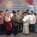 Prof Dr KH Asep Syaifudin Chalim MA saat menerima cendera mata dari Ketua Komisi VIII DPR RI, Yandri Susanto, di Pondok Pesantren Amanatul Ummah Pacet.