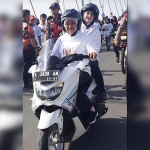 Gubernur Jatim, Khofifah Indar Parawansa bersama istri Wagub Jatim, Arumi Bachsin Dardak memberi contoh safety riding dan tertib berlalulintas dengan mengenakan helm saat mengendarai sepeda motor. foto: ist