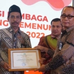 Kepala MTs Negeri 1 Tuban, Ali Maghfur saat menerima penghargaan dari Deputi Perlindungan Khusus Anak, Kementerian PPPA, Nahar di Jakarta, Selasa (21/11/2023).
