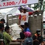 Masyarakat yang antri mendapatkan beras dalam operasi pasar yang dilakukan Bulog dan Pemprov Jatim di Pasar Larangan, kemarin. foto : khumaidi/BangsaOnline.com